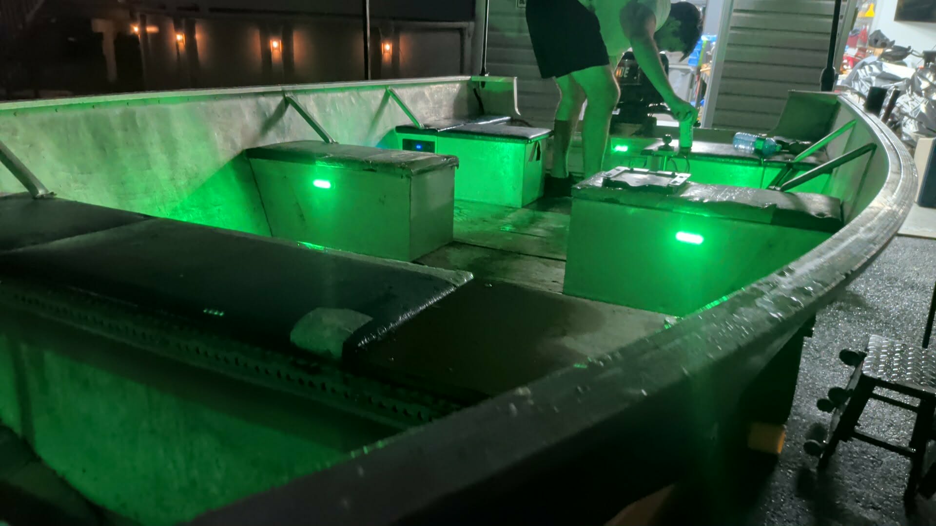 L'intérieur de nuit, éclairé en vert par les lumières de courtoisie; le plancher de contreplaqué est encore nu.