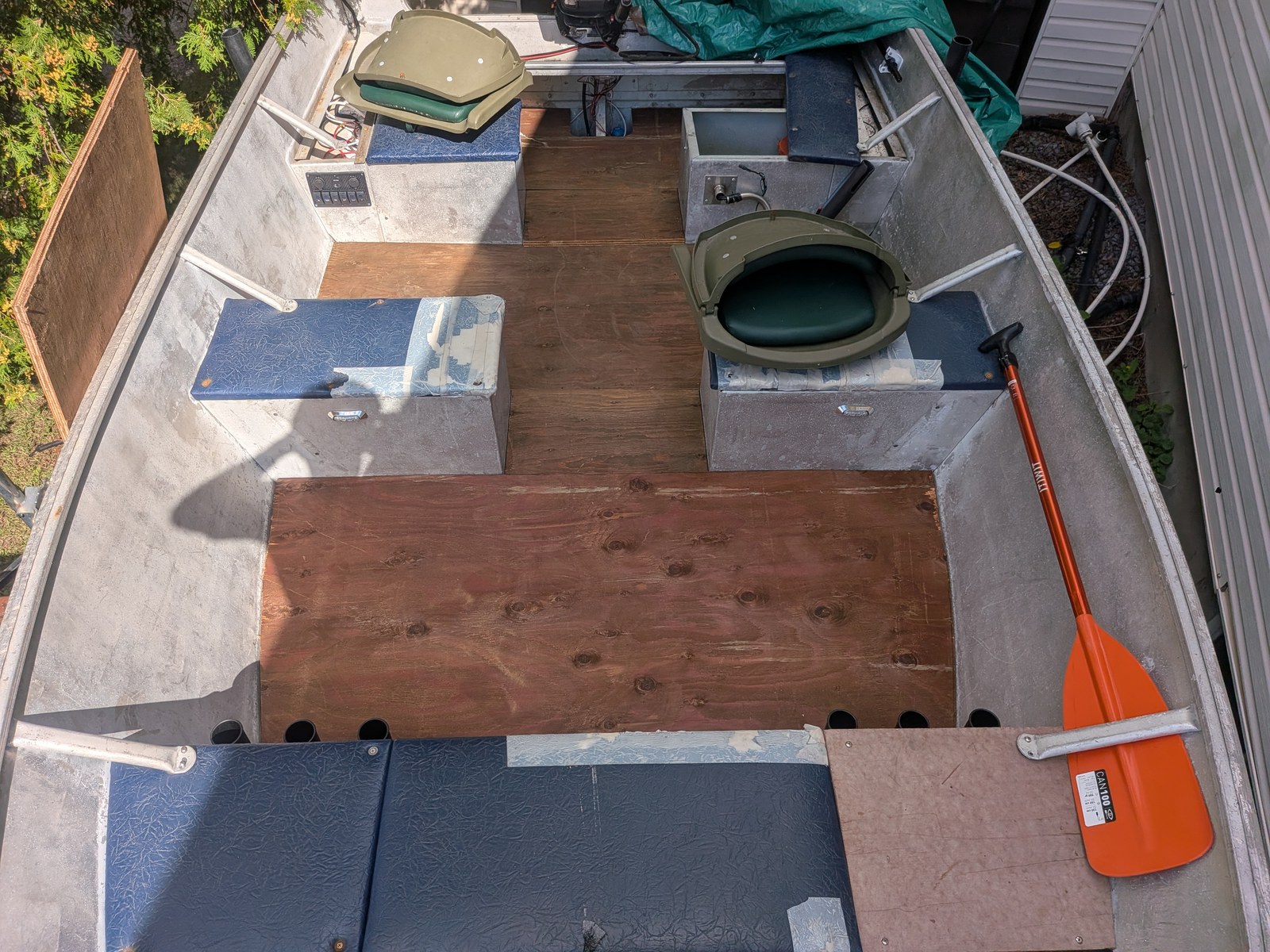 Le nouveau plancher vu d'en haut : les panneaux de contreplaqué taillés et posés d'un bord à l'autre, en attente du sablage et du tapis.